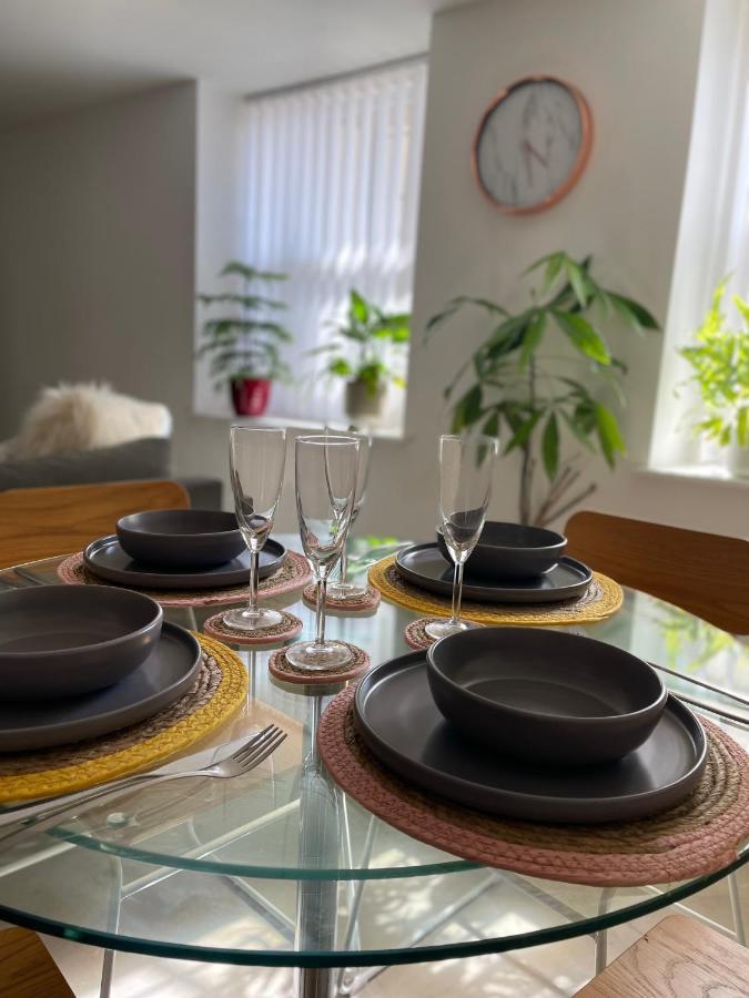 Stylish Newly Renovated Beachfront Getaway Apartment Margate