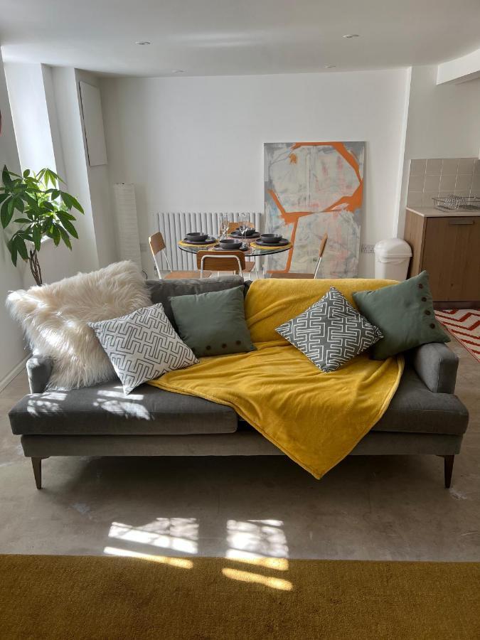 Stylish Newly Renovated Beachfront Getaway Apartment *