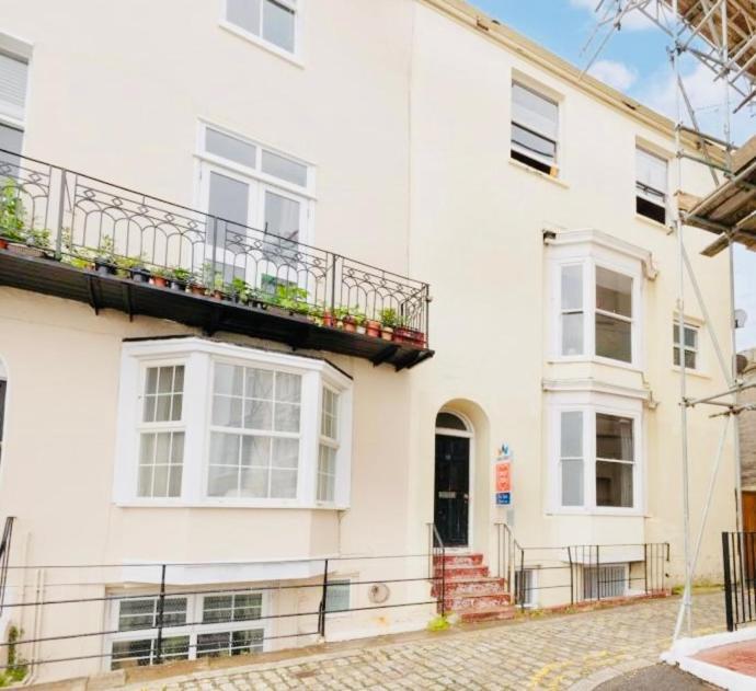 Stylish Newly Renovated Beachfront Getaway Apartment *